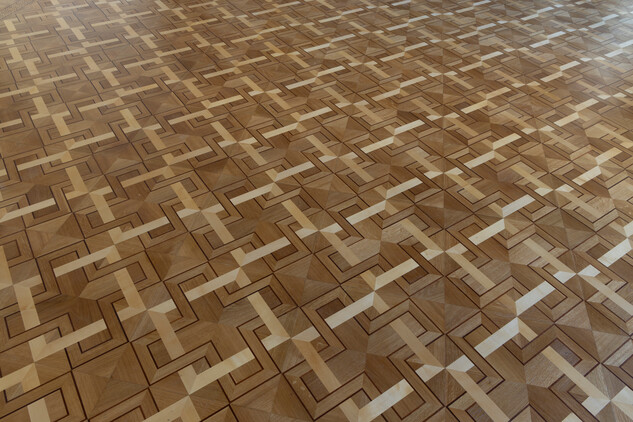 Palác Savarin, restaurovaná intarzovaná podlaha v sále piana nobile (foto P. Havlík, 2024)