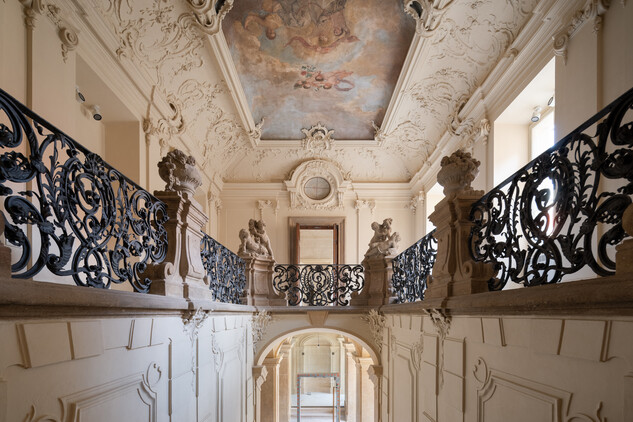 Palác Savarin, hlavní schodiště s nástropní freskou a kamenosochařskou výzdobou po obnově (© Crestyl, 2024)