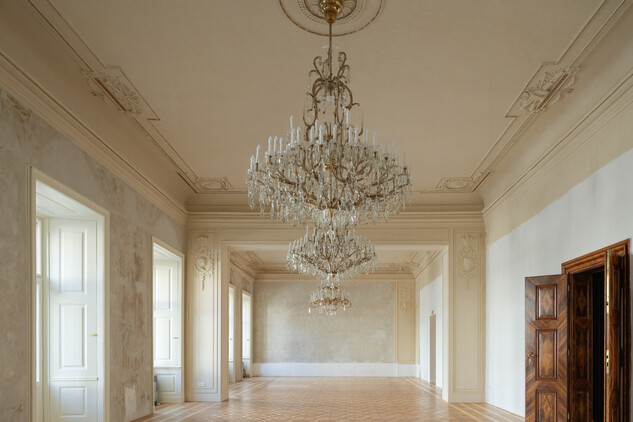 Palác Savarin, restaurované sály piana nobile včetně dveří, krbu a lustrů (© Crestyl, 2024)