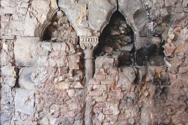 Zazděné sdružené gotické okno se zdobenou hlavicí z Vejvodovy ulice čp. 442 dokládá vysokou stavební úroveň staroměstské domovní zástavby na přelomu 13. a 14. století (foto J. Podliska, 2008).