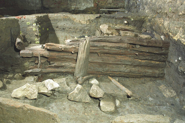 Dřevěná stěna kovárny z 10. století v čp. 258 v západním sousedství Malostranského náměstí (foto K. Kozák, 2002)