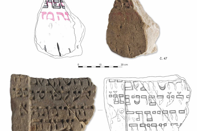 Fragmenty náhrobků s votivními nápisy a vročením 1409 (č. 67). Nález pochází z archeologického výzkumu plochy multifunkční stavby Quadrio (kresba V. Čermák, 2014; foto F. Malý, 2014).