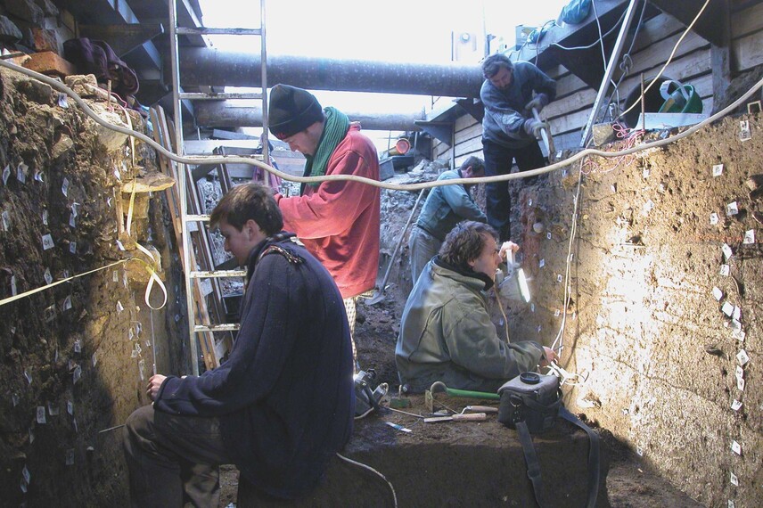 Archeologové a dokumentátoři při své terénní práci - příklad z prostředí Malé Strany (foto M. Kalíšek, 2005)