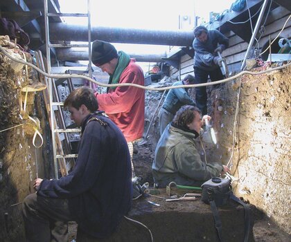 Archeologové a dokumentátoři při své terénní práci - příklad z prostředí Malé Strany (foto M. Kalíšek, 2005)