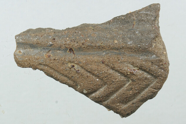 Zlomek ze zdobené keramické nádoby z 5. stol. př. n. l. (foto Martin Kalíšek, 2018)