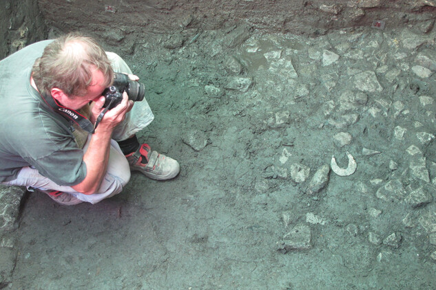 Sonda Malostranské náměstí: archeologická dokumentace nalezené podkovy (2018)