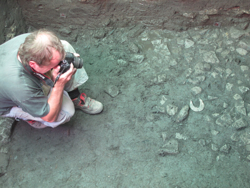 Sonda Malostranské náměstí: archeologická dokumentace nalezené podkovy (2018)