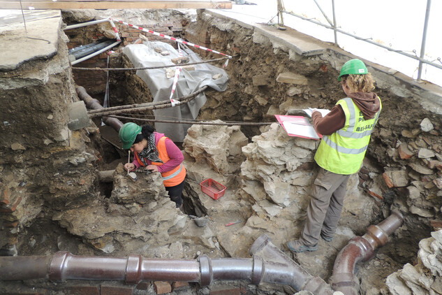 Odkrývání nálezů při archeologickém výzkumu na Hlavním nádvoří Klementina v roce 2014