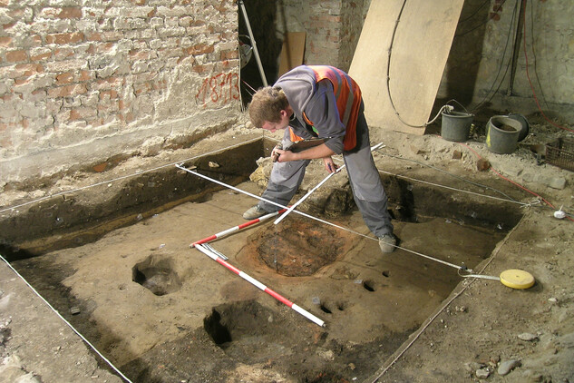 Dokumentace raně středověkých pecí z 12. století v suterénu středního křídla areálu Klementina v roce 2010