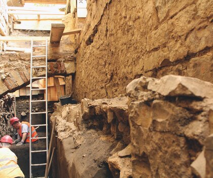 Jižní obvodová zeď jídelny (refektáře) kláštera objevená v roce 2013