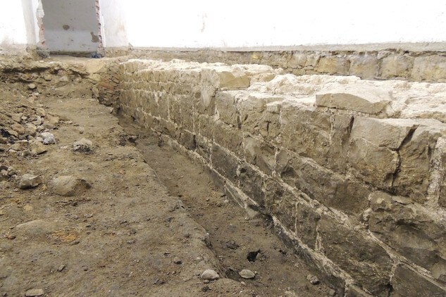Kvádříková zeď objevená těsně pod podlahou sklepa v západním křídle Klementina v roce 2013