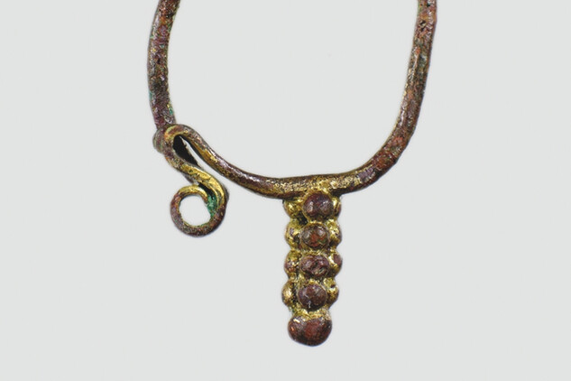 Pozlacená bronzová hrozníčkovitá náušnice, nalezená roku 2013, patřila dívce pohřbené někdy na přelomu 9. a 10. století v místech dnešního Klementina. Tento šperk se vyráběl nejspíše v Praze či ve středních Čechách ve 3. třetině 9. a v 10. století.