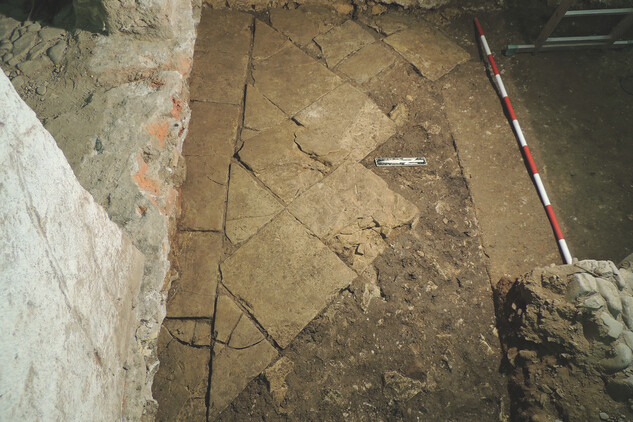Gotická podlaha jídelny (refektáře) kláštera z rozměrných opukových desek objevená v roce 2013