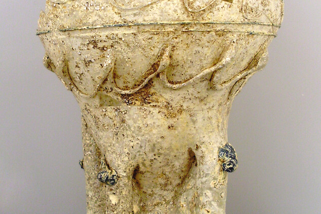 Skleněná nádoba, tzv. kutrolf. Jde o specifický tvar lahve s vícenásobným trubicovitým hrdlem, který lze datovat do první poloviny 15. století. Předmět byl vyzvednut ze svrchní výplně jímky umístěné na parcele domu. Nález pochází z výzkumu pod Zrcadlovou kaplí z roku 2010.