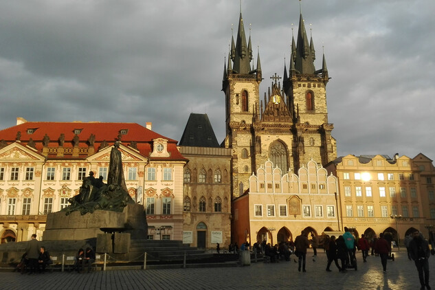 Staroměstské náměstí, Týnský chrám a Husův pomník