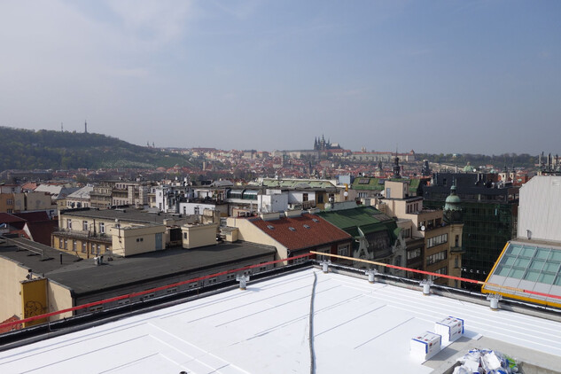 Zástavba Spálené ulice a Národní třídy s horizontem Pražského hradu a Petřína ze střechy novostavby obchodního domu Quardrio (2014)