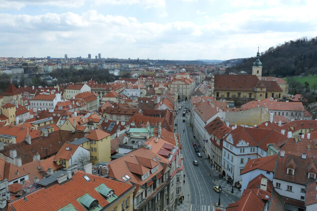 Malá Strana s horizontem pankrácké pláně z věže kostela sv. Mikuláše (2012)