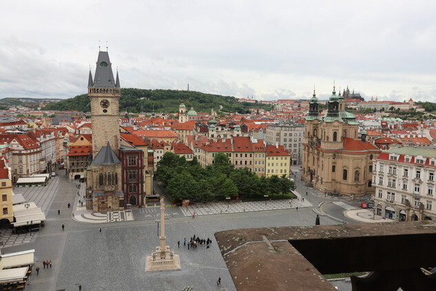 Staroměstská radnice, náměstí a kostel sv. Mikuláše s horizontem Pražského hradu z věží Týnského chrámu (2021)