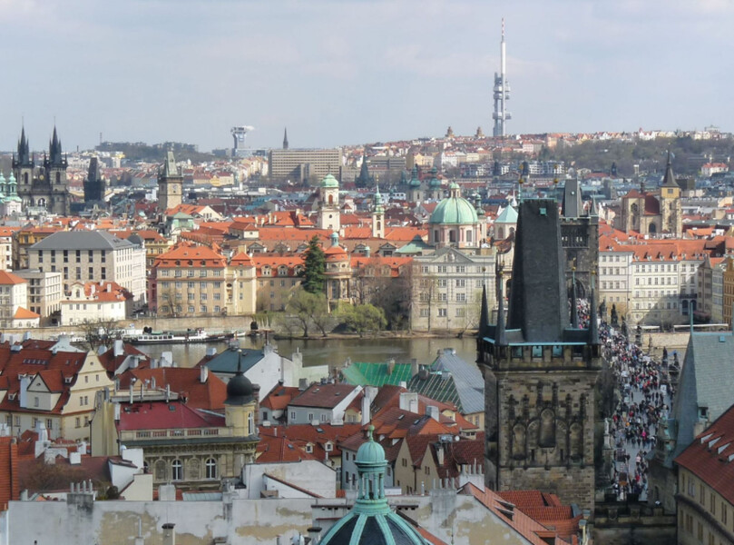 Malostranské a staroměstské věže s horizontem Žižkova z věže kostela sv. Mikuláše (2012)