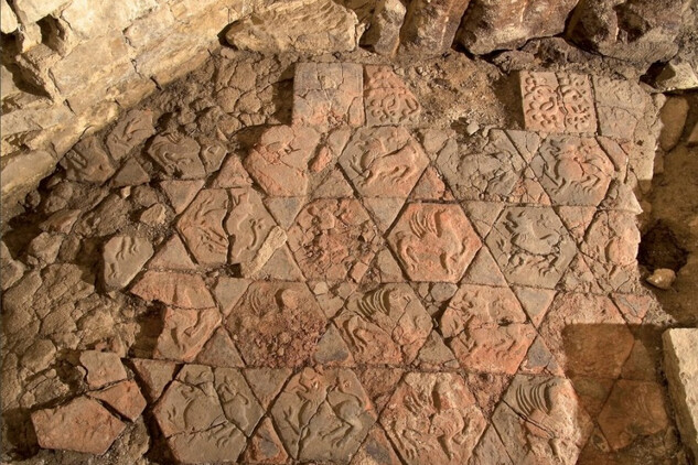 Rotunda sv. Václava -  fragment keramické dlažby ze šestibokých reliéfních a trojúhelníkových glazovaných dlaždic (foto Martin Pavala)