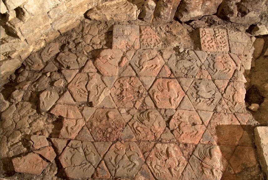 Rotunda sv. Václava -  fragment keramické dlažby ze šestibokých reliéfních a trojúhelníkových glazovaných dlaždic (foto Martin Pavala)