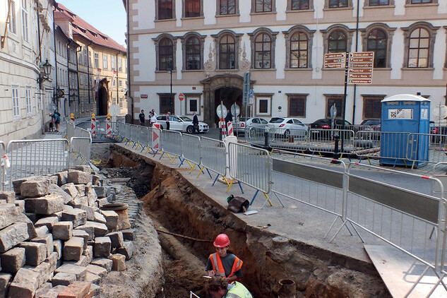 Archeologové v terénu - výzkum v trase plynovodu na Valdštejnském náměstí 2015 (foto J. Hlavatý)