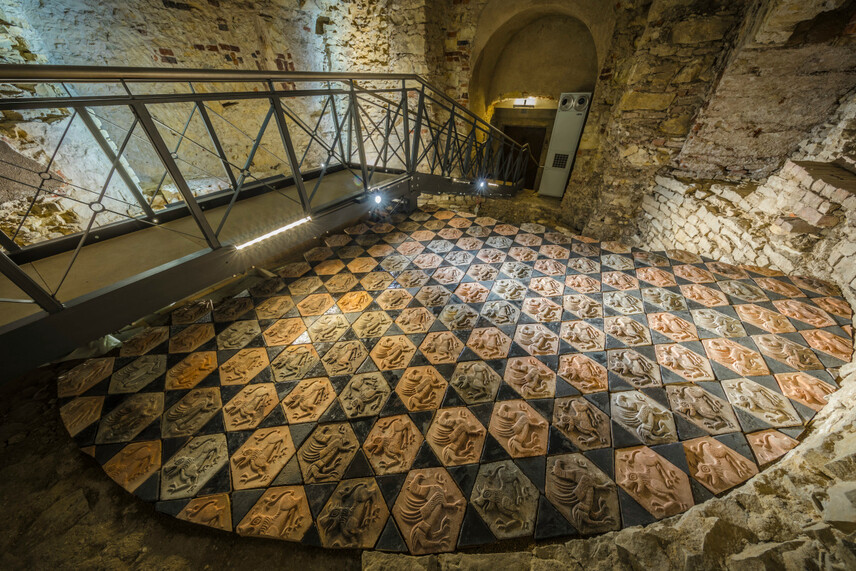 Interiér rotundy sv. Václava na Malostranském náměstí s replikou původní dlažby (© Martin Frouz, nepodléhá CC) Interiér rotundy sv. Václava na Malostranském náměstí s replikou původní dlažby (© Martin Frouz, nepodléhá CC)