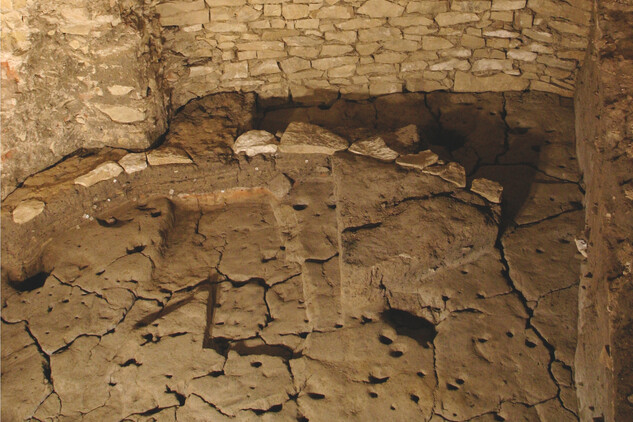 Kamenný kruh jako pozůstatek nejstarší sakrální stavby (kostela?) na tomto místě z doby okolo poloviny 10. století. Zřejmě se jedná o nejstarší pražský kostel vně Hradu (foto L. Smutka, NPÚ Praha, 2005)