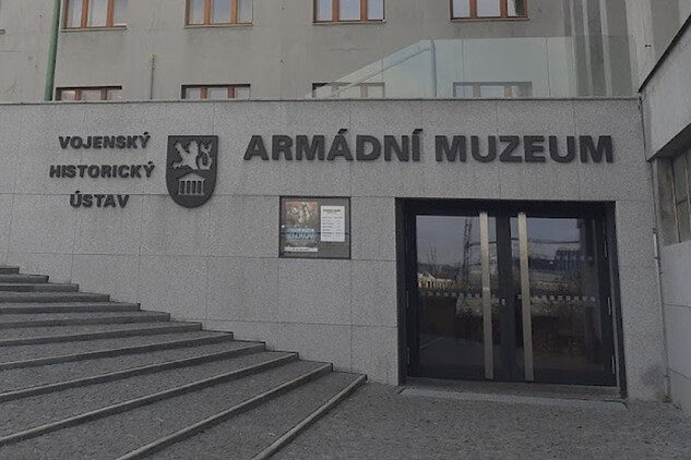 Nový hlavní vstup vedoucí do podzemního podlaží s návštěvnickým zázemím, Armádní muzeum na Žižkově (13. 2. 2023)
