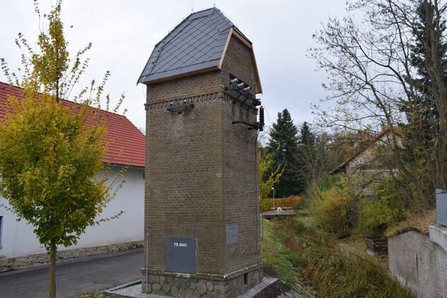 Trafostanice v Nedvězí v listopadu 2021 po skončení rekonstrukce s obnoveným dlátovitým tvarem střechy