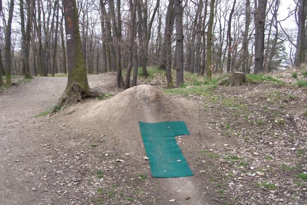 Kunratice, tábor: umělý terénní skok nasypaný bikery (2008)