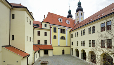 Nádvoří bývalé jezuitské koleje, dnešní Univerzitní centrum Masarykovy univerzity v Telči