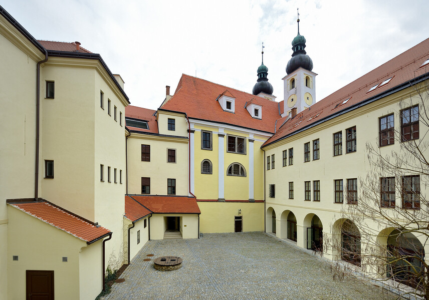 Nádvoří bývalé jezuitské koleje, dnešní Univerzitní centrum Masarykovy univerzity v Telči