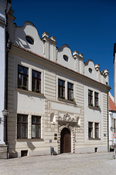 Bývalá jezuitská kolej v Telči, dnešní sídlo Univerzitního centra Masarykovy univerzity v Telči Bývalá jezuitská kolej v Telči, dnešní sídlo Univerzitního centra Masarykovy univerzity v Telči