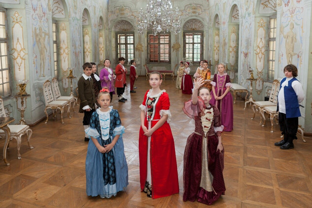 Žáci ve věku 7 – 13 let provázeli na zámku Jaroměřice nad Rokytnou. V tanečním sále návštěvníkům zatančili dobový tanec.