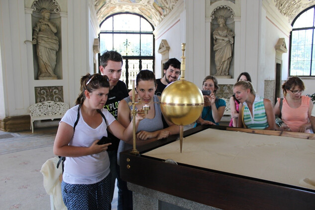 Studenty zaujal princip Foucaultova kyvadla v Rotundě Květné zahrady v Kroměříži.  