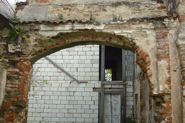 Vojslavice, fara - brána do dvora