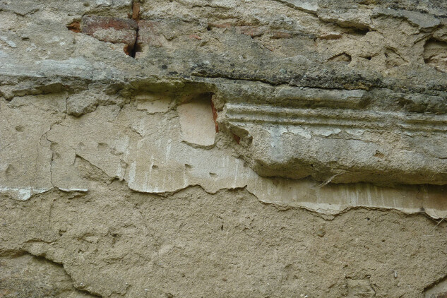 Vojslavice, fara - detail degradující fasády