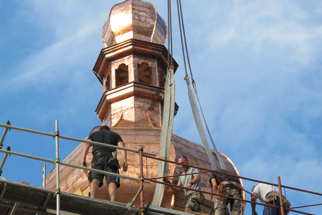Oplechovaná a vyzdvižená helmice věže kostela sv. Anny