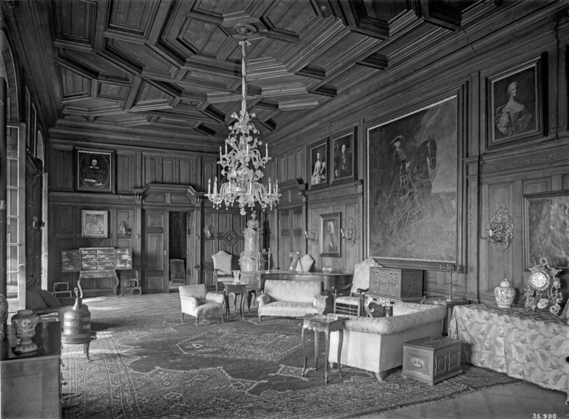 Interiér zámku v Náměšti nad Oslavou, pokoj v prvním patře zámku s původním dřevěným obložením stěn a stropů, po jeho odstranění v roce 1946 zde byl zřízen audienční sál prezidenta republiky