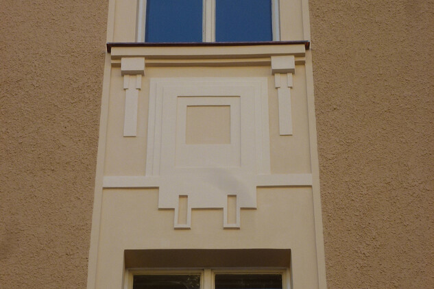 Detail obnoveného dekoru fasády a geometrického rámce