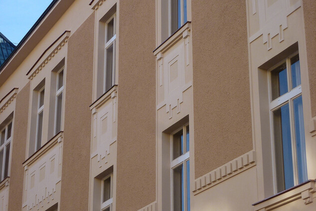 Obnovená severní fasáda staré budovy gymnázia