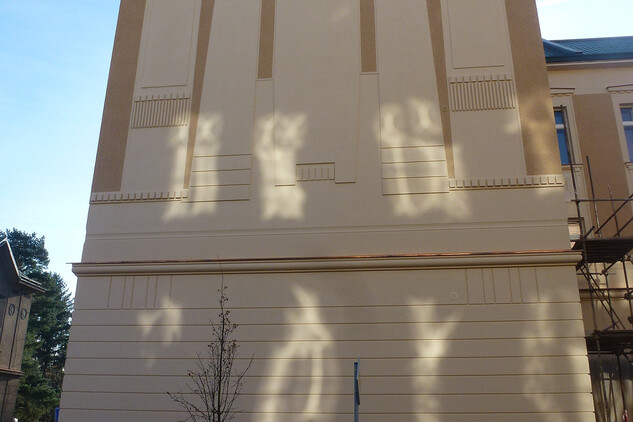 Obnovený štít severní fasády staré budovy gymnázia