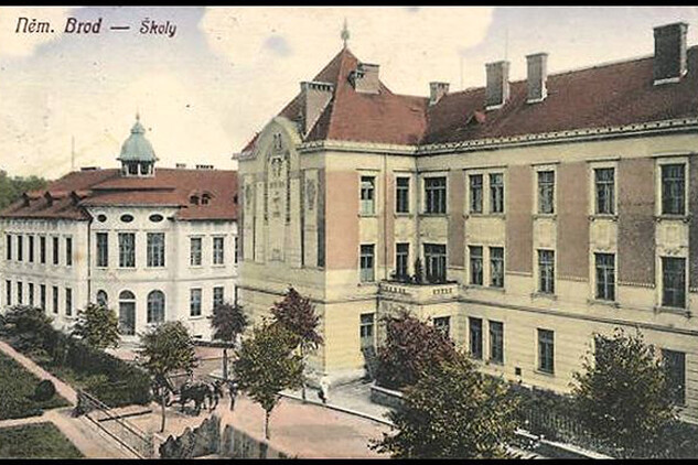 Kolorovaná historická pohlednice obecné školy z roku 1920, archiv NPÚ, ÚOP v Telči