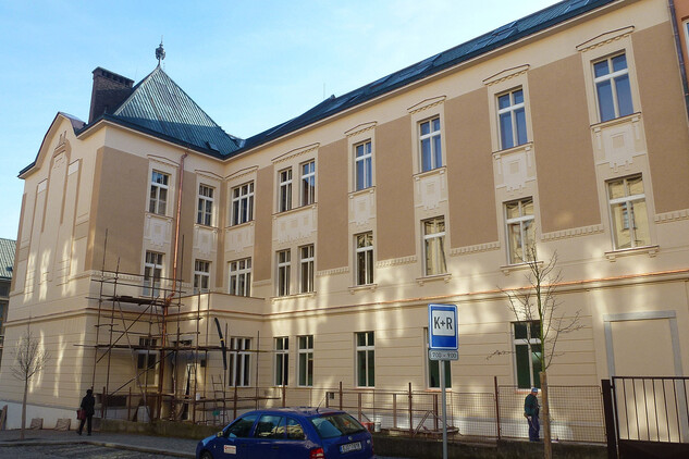 Pohled na  budovu gymnázia v Havlíčkově Brodě při demontáži lešení