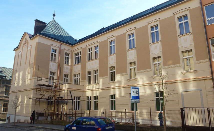 Pohled na  budovu gymnázia v Havlíčkově Brodě při demontáži lešení