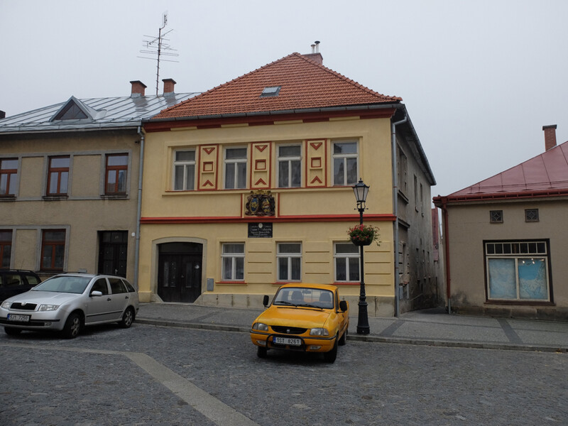 Podoba fasády rodného domu Tomáše Pešiny z Čechorodu po obnově. Opraveny byly omítky, doplněny plastické ozdobné prvky, navrácena původní barevnost nátěrů, očištěny kamenné prvky soklu, portál byl opatřen lazurním vápenným zalíčením