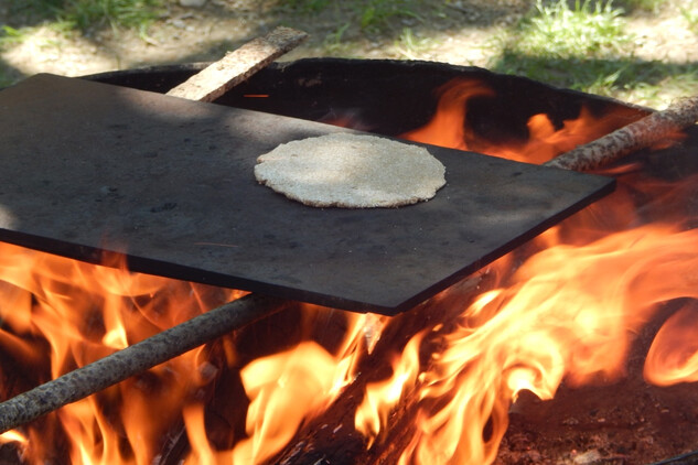 Edukační program na hradě Lipnice, pečení placek na železném plátu nad ohněm