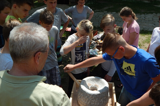 Edukační program na hradě Lipnice, mletí pšenice na kamenném mlýnku