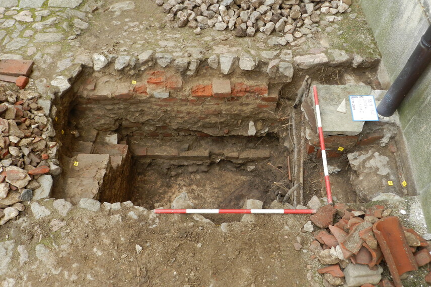 Archeologická sonda na zámku v Telči Archeologická sonda na zámku v Telči